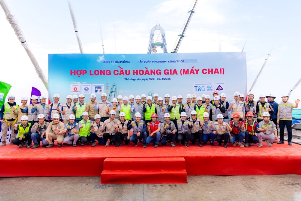 Sự kiện hợp long cầu Hoàng Gia