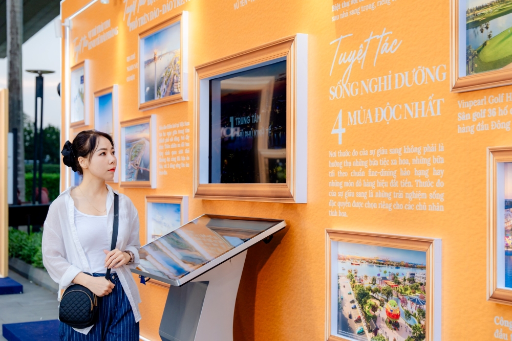 Khách hàng trải nghiệm tham quan trong sự kiện giới thiệu Vinhomes Royal Island tại Hà Nội Khách hàng trải nghiệm tham quan trong sự kiện giới thiệu Vinhomes Royal Island tại Hà Nội