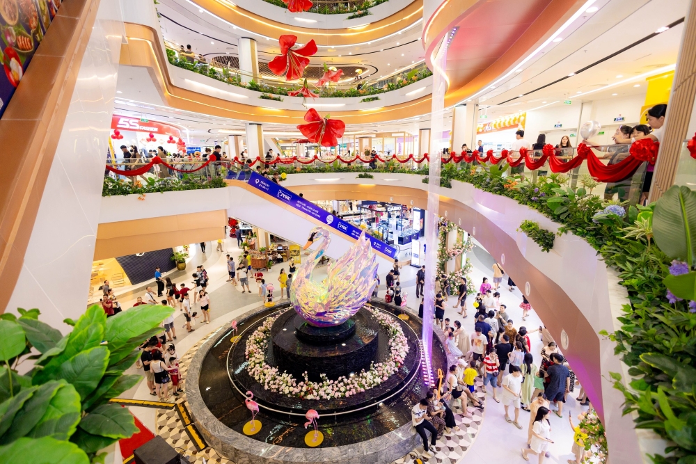 Vincom Mega Mall Royal Island khai trương với thiết kế mang dấu ấn hoàng gia – Ngôn ngữ của sự sang trọng và tinh tế Vincom Mega Mall Royal Island khai trương với thiết kế mang dấu ấn hoàng gia – Ngôn ngữ của sự sang trọng và tinh tế