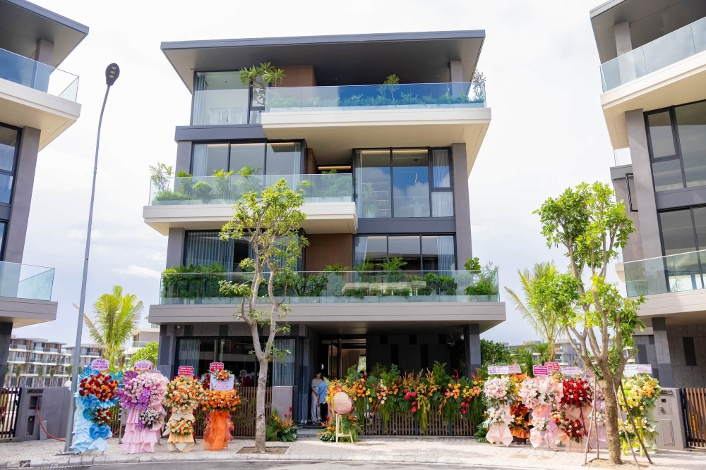 Nhà mẫu The Tropic Vinhomes Royal Island theo đuổi phong cách Tropical Modernism
