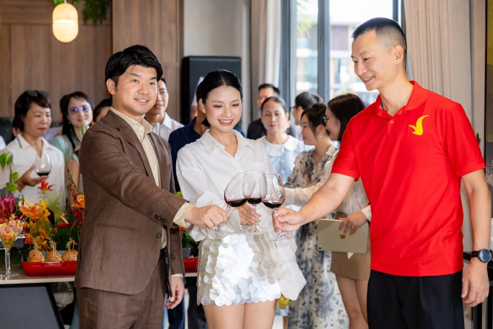 Nhà mẫu The Tropic Vinhomes Royal Island và câu chuyện về một phong cách sống mới